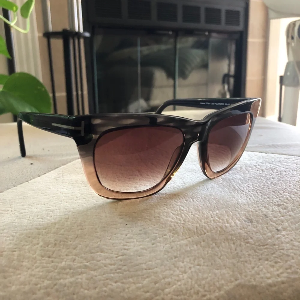 Tom ford sun glasses. Wore for a year. Brown Ambré. Normal wear and tear. - Picture 3 of 12